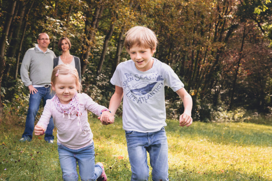 Eltern schauen laufenden Kindern nach