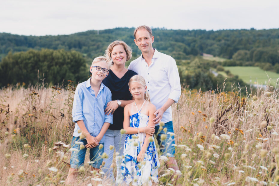 Familie auf einer Sommerwiese