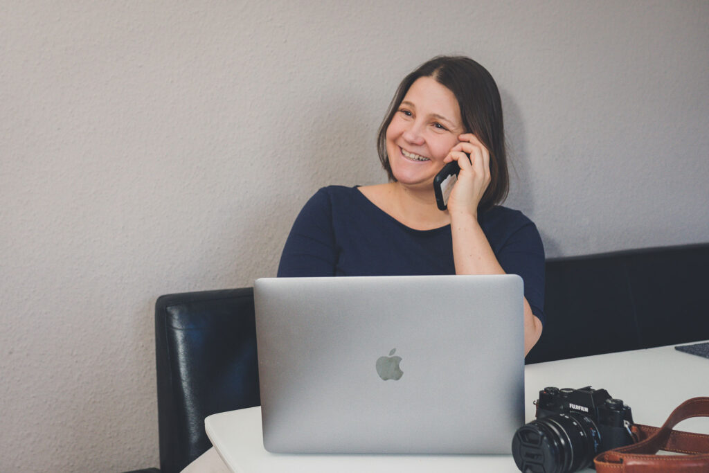 Die Fotografin Constanze Pfeifer während einer telefonischen Beratung