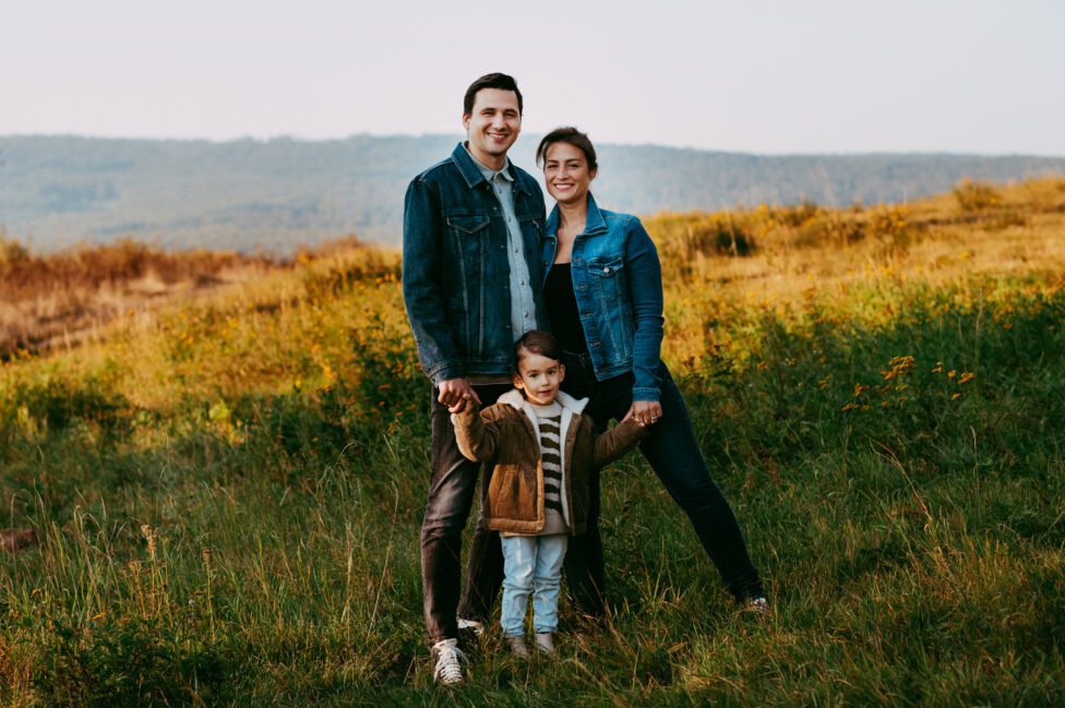 Familienportrait mit herbstlichem Taunus im Hintergrund