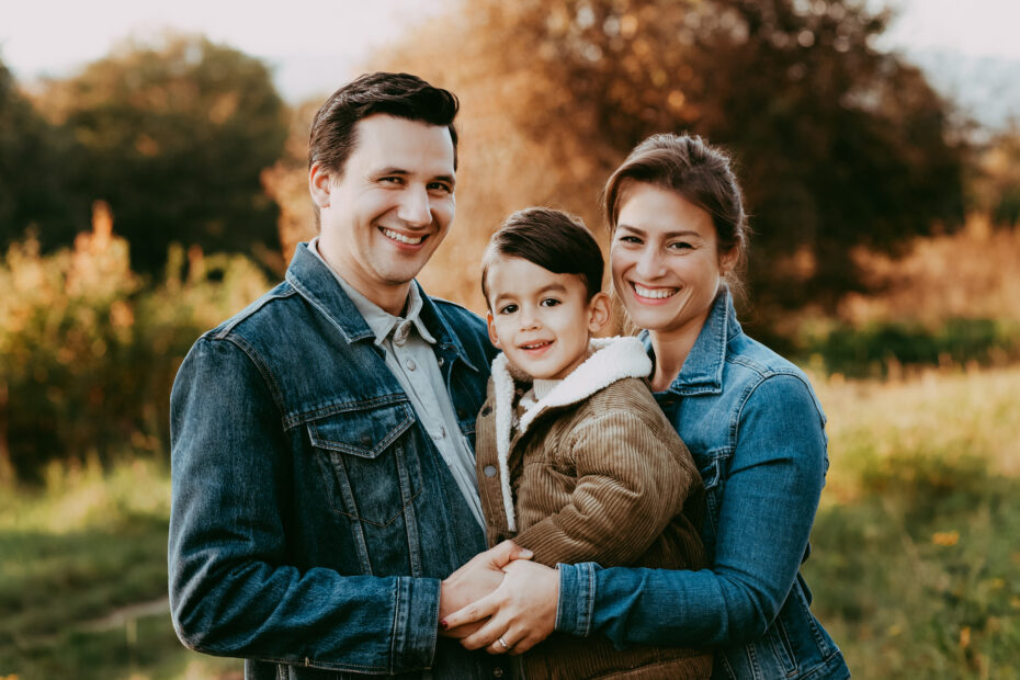 Kleine Familie auf einer Herbstwiese.