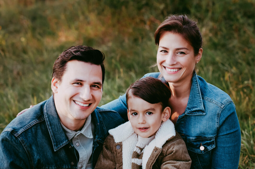 Familie im Portrait auf einer Wiese