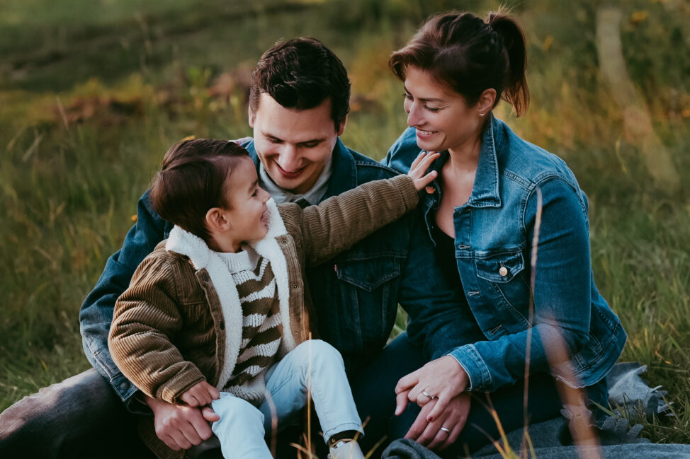 Sohn kitzelt Mama und Papa und alle lachen.