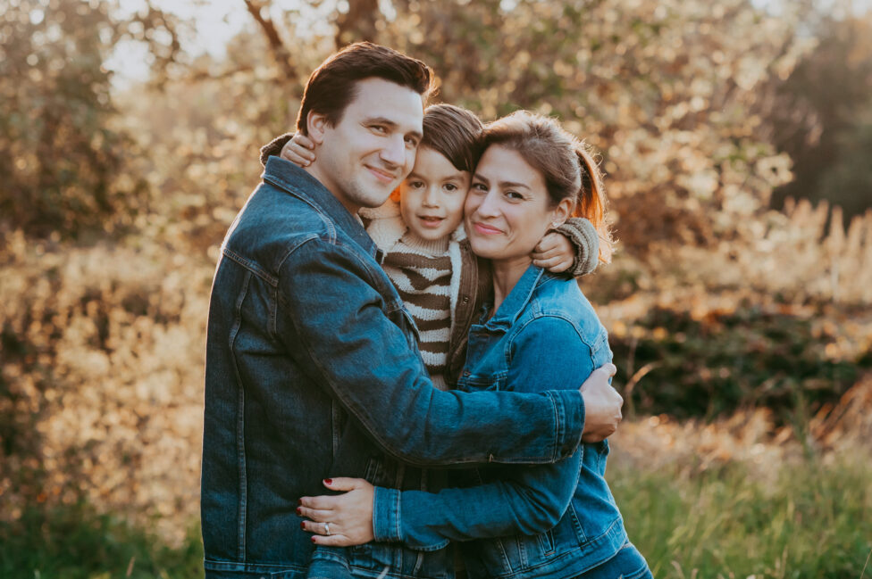 Papa, Sohn und Mama kuscheln