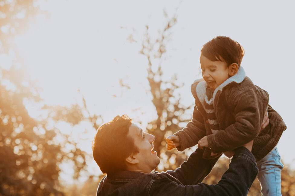 Papa und Sohn lachen sich an